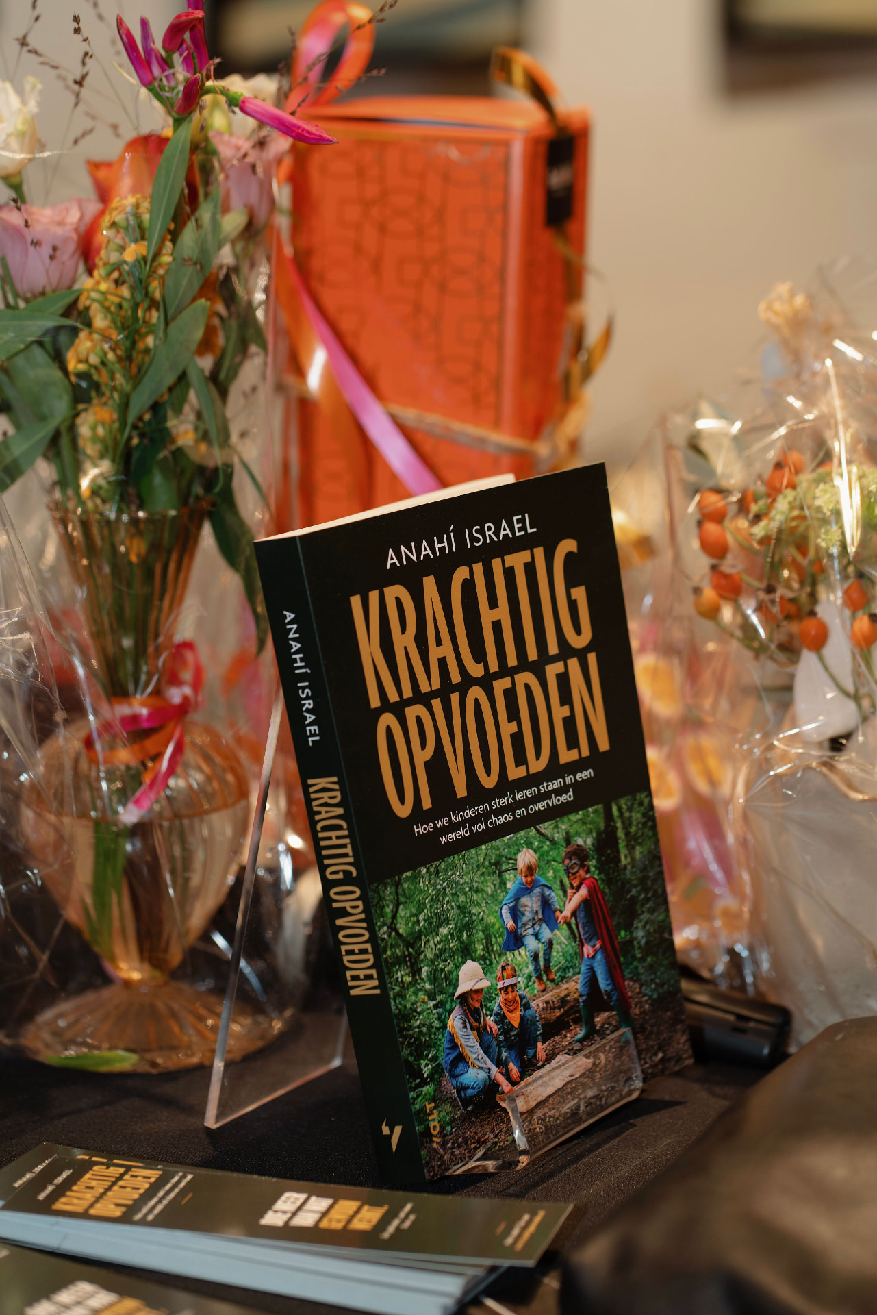 Het boek Krachtig Opvoeden tussen bloemen tijdens de boekpresentatie