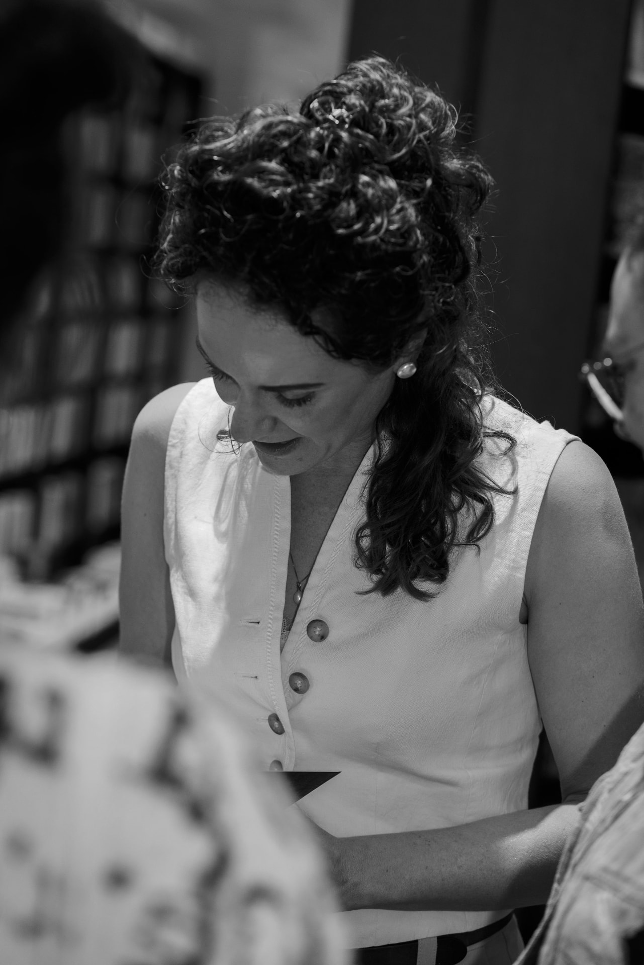 Anahí Israel tijdens de boekpresentatie van Krachtig Opvoeden